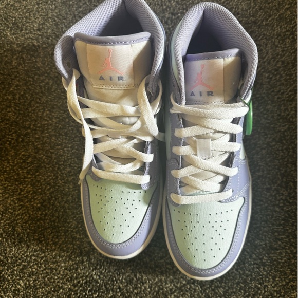 Jordan 1 Mid
Purple Aqua - Picture 2 of 3